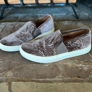 Steve Madden Evangel Slip on Velvet Floral Sneaker size 6m